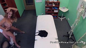 Reproducir Joder con una paciente que siempre soñó con tener sexo en el consultorio con un médico y ahora lo hace