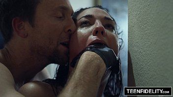Reproduzir Sexo selvagem com a morena espancada e penetrada por toda a casa