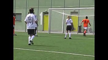 Abspielen Die gemischte Fußballmannschaft gewinnt das Spiel und der Possenreißer hat Gruppensex in den Umkleidekabinen