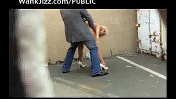 Odtwórz Xxx anal w gangbangu, gdzie chłopcy umieszczają ją tam, gdzie chcą
