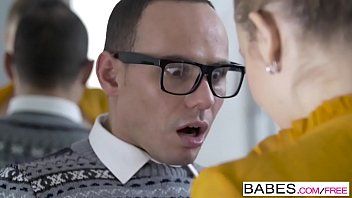 Reproduzir Uma virgem se excita com a namorada que não é nerd e fodeu