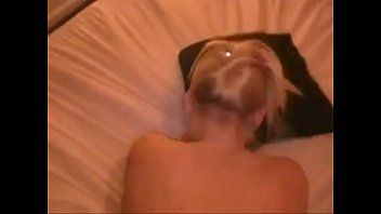 Abspielen Die Blondine schreit, als sie auf der Couch zum Orgasmus drang