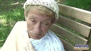 Abspielen Mit 70 zieht der Weihnachtsmann sie in den Arsch und kann immer noch einen Blowjob geben