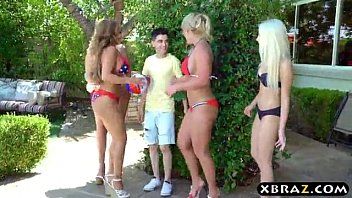 Redă Futai cu mature au ramas vaduve si fac sex cu piticul porno care are pula mare