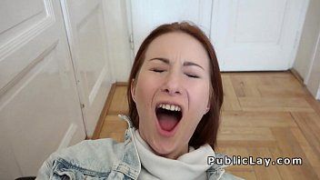 Jouer La rousse ouvre la porte et se fait pénétrer par le pizzaiolo de l'appartement