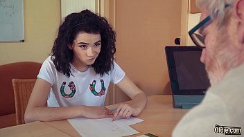 Reproducir Adolescente morena francesa insaturada con pene