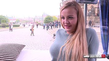 Reproduzir Adolescente loira com peitos grandes penetrados por um velho