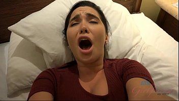 Redă Ii face masaj la pula cu picioarele ca ii e scarba sa frece pula cu mainele