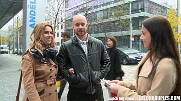 Jouer L'agence paie des partenaires pour xxx en public