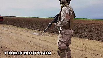 تشغيل الإباحية مع رومينكا شقراء مع اثنين من رجال الدرك أن يمارس الجنس معها