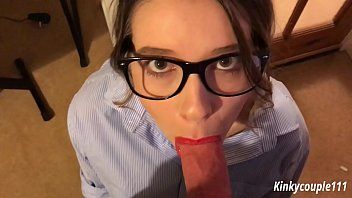 Jouer Sexe oral profond pour la première fois avec orgasme dans la gorge