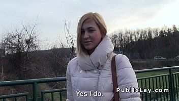 Jouer L'élève quitte l'école et se fait pénétrer publiquement par son camarade de classe