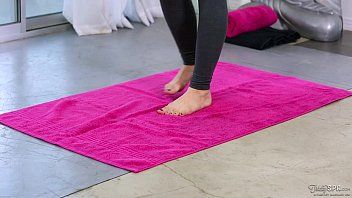 Jouer Massage yoga et sexe oral sensuel offert au beau-père