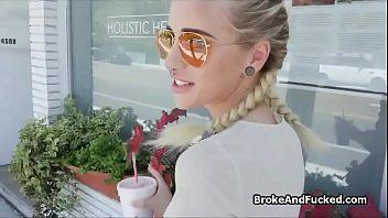 Redă Blondina tanara o linge pe o suta de lei